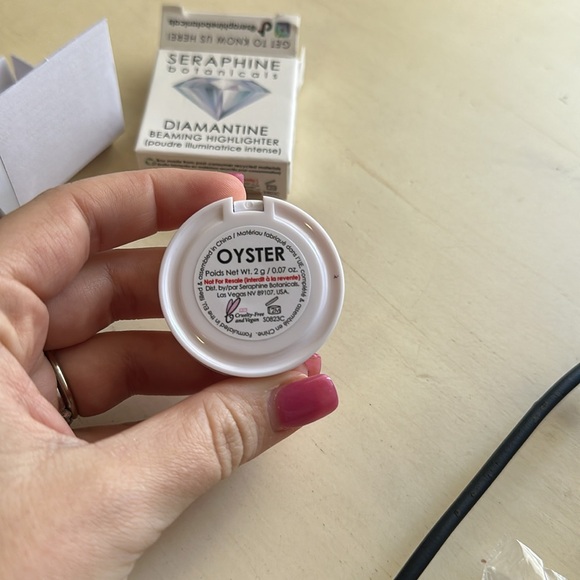 NIB SERAPHINE BOTANICALS
Diamantine Highlighter in Oyster - Picture 9 of 10